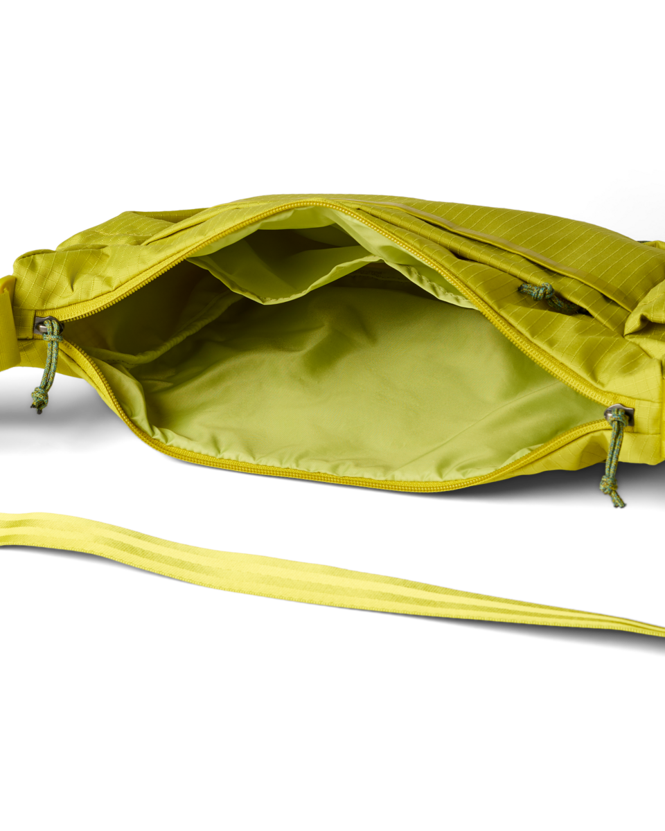 Viaje 9L Shoulder Bag