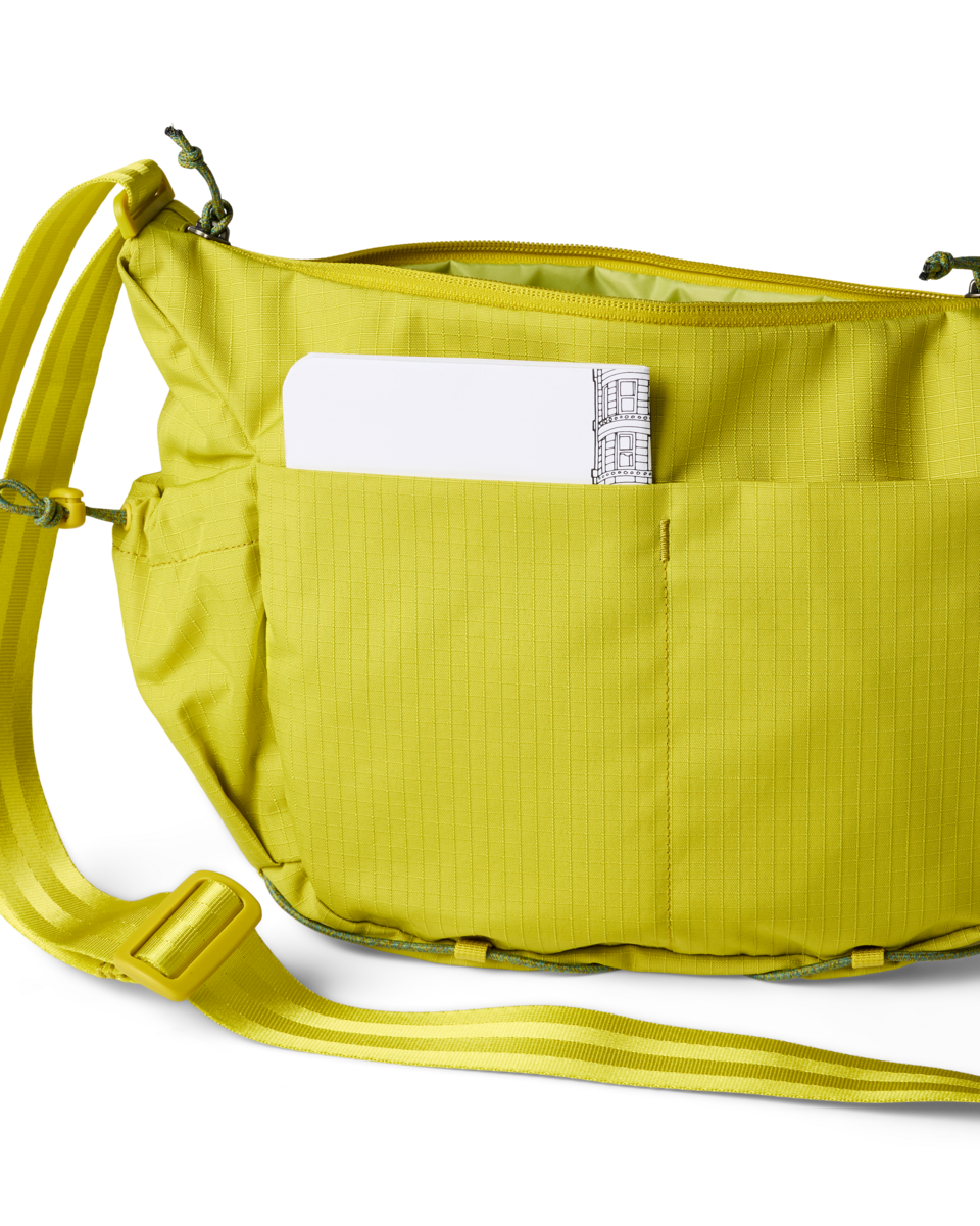 Viaje 9L Shoulder Bag